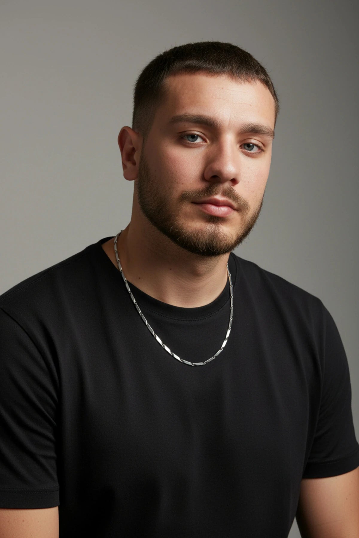 HERİF marka, gümüş renkli, paslanmaz çelikten üretilmiş modern küp üçgen tasarımlı erkek kolye modeli.