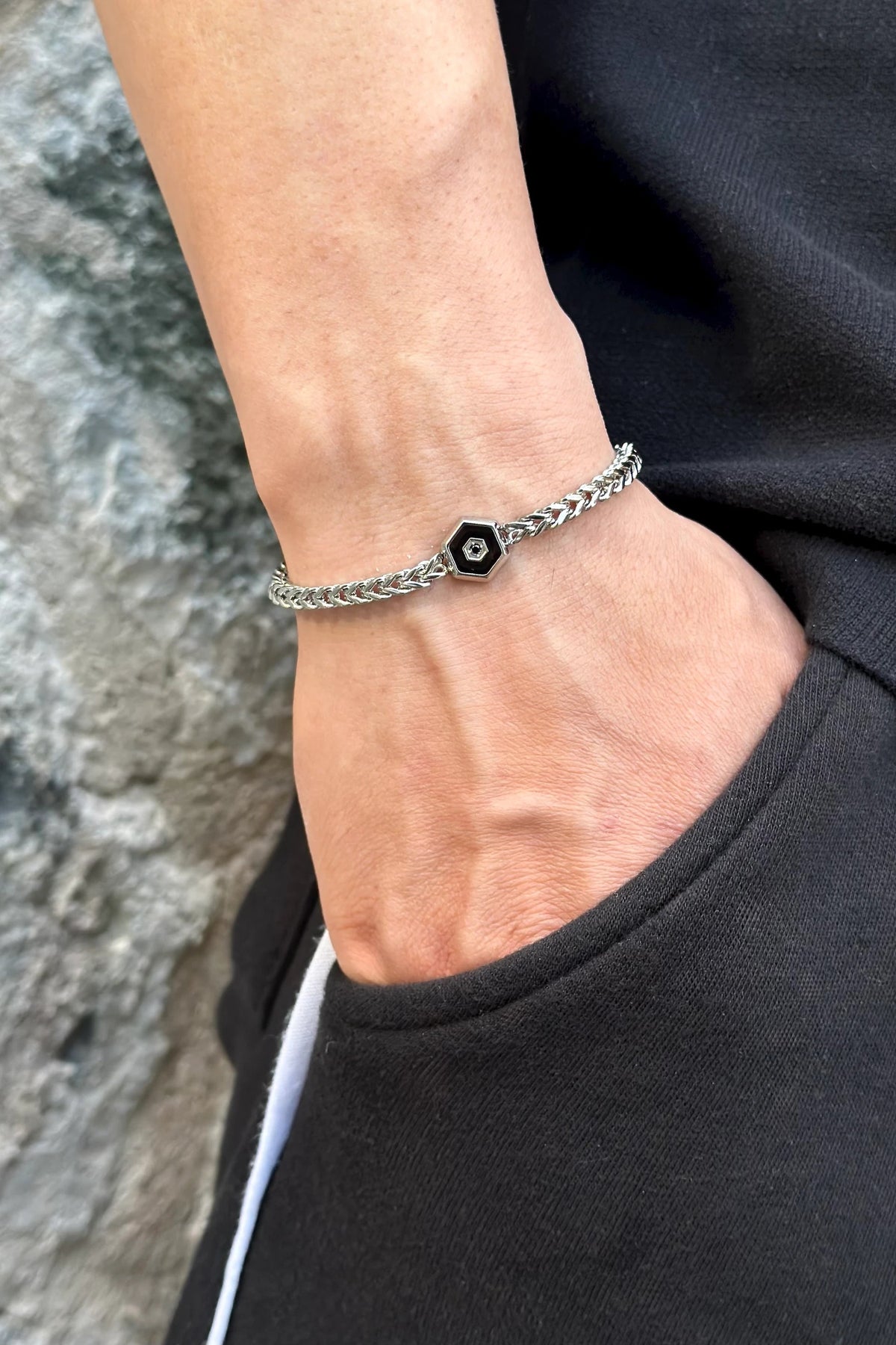 Siyah Zirkon Detaylı Burgu Erkek Çelik Bileklik, erkek model bileğinde