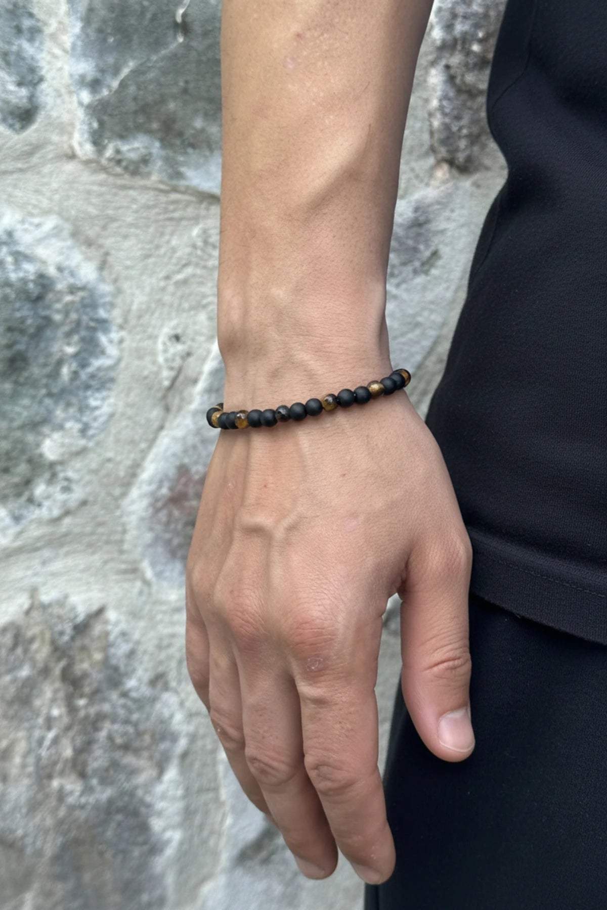 Kaplan Gözü ve Oniks Doğal Taşlı Erkek Çelik Bileklik, erkek model bileğinde