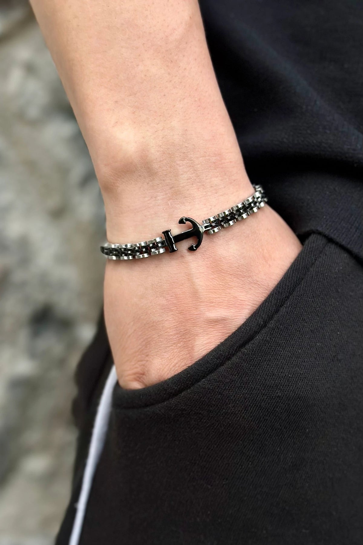 Çapa Kilitli Motif Erkek Çelik Bileklik, siyah model erkek bileğinde