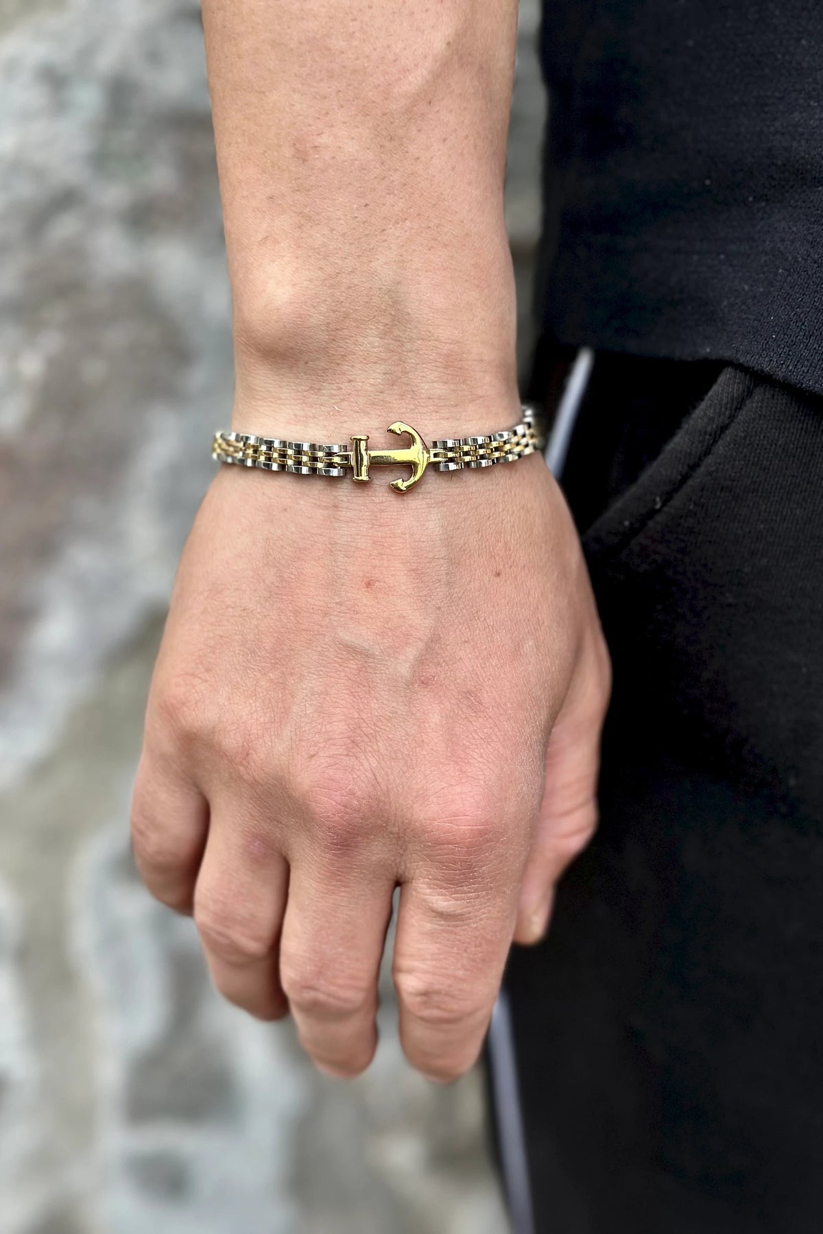 Çapa Kilitli Motif Erkek Çelik Bileklik, gümüş-altın model erkek bileğinde